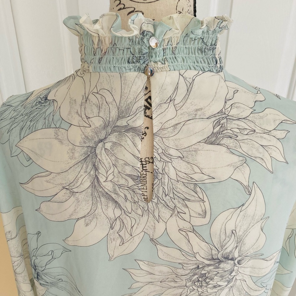 ✨Vince Camuto Mock-Neck Blouse✨ - Picture 5 of 10